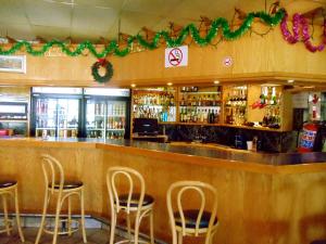 Khu vực lounge/bar tại Blue Mountain Inn Lesotho