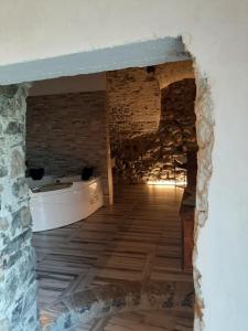 een kamer met een stenen muur bij La grotta dell'Antica Calvasino - Jacuzzi in Lezzeno