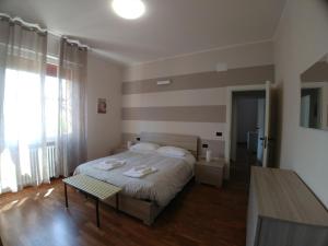 ボローニャにあるResidenza Mazziniのベッドルーム1室(ベッド1台、タオル2枚付)