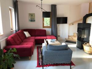 - un salon avec un canapé rouge et une cheminée dans l'établissement CASA SMIDA JAZZ, à Smida