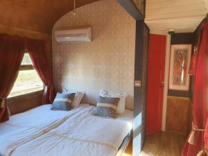 a bedroom with a bed in a train car at Junamajoitus Tuuri Train Station in Tuuri
