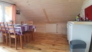 eine Küche mit einem Tisch und Stühlen im Zimmer in der Unterkunft Agroturystyka Helena in Okuninka