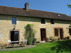 a stone building with a picnic table in front of it at Gite Ligerie in Saint-Martin-des-Pézérits