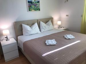 1 dormitorio con 1 cama grande y 2 toallas. en Villa Bingo, en Cavtat