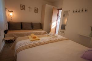 Кровать или кровати в номере Apartments Cvelic Milovcic
