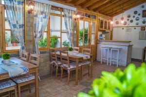 オブゾルにあるChrystal Guest Houseのキッチン、ダイニングルーム(木製のテーブルと椅子付)