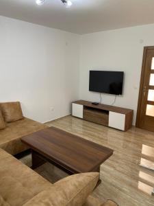 TV a/nebo společenská místnost v ubytování Apartman 02
