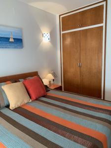 Postel nebo postele na pokoji v ubytování Apartamento en Torre Valentina, la mejor playa a dos minutos en San Antonio de Calonge
