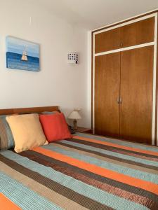 Postel nebo postele na pokoji v ubytování Apartamento en Torre Valentina, la mejor playa a dos minutos en San Antonio de Calonge