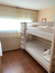 Postel nebo postele na pokoji v ubytování Apartamento en Torre Valentina, la mejor playa a dos minutos en San Antonio de Calonge