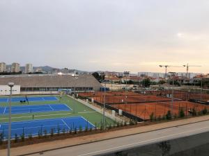 Tennis und/oder Squash in der Unterkunft Luxury Majpruz Suites oder in der Nähe