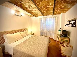 A bed or beds in a room at La Casa Di Ago
