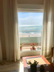 Habitación con ventana y vistas al océano. en GATU PREMIUM Villa Isabel TERRAZA,PARKING,1ºLINEA PLAYA,WIFI,VISTA AL MAR en Cádiz