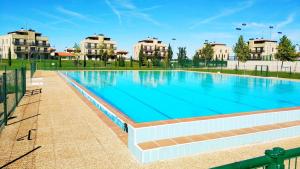 una grande piscina con edifici sullo sfondo di Brisas Golf a Cirueña