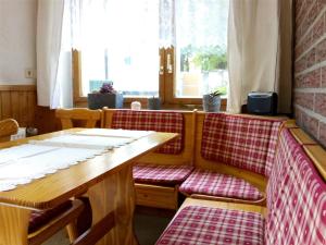 mesa y sillas en una habitación con ventana en Sonnenblume, en Heidesee