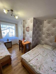 ブワディスワボボにあるPokoje Gościnne SŁONECZKO Władysławowoのベッドルーム1室(ベッド2台、テーブル付)