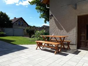 una mesa de picnic de madera y un banco junto a un edificio en Sonnenblume, en Heidesee