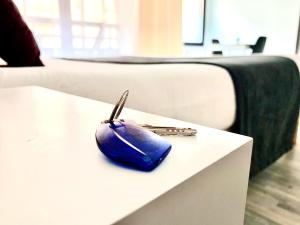 a blue computer mouse sitting on top of a table at L'appart Moulin des Thermes Metz in Metz