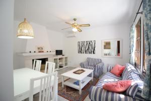 ein Wohnzimmer mit einem Sofa und einem Tisch in der Unterkunft Veranea Apartments in Vera