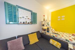 - un salon avec un canapé et un lit dans l'établissement Studio Apartman Baronessa Adriana, à Rijeka