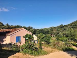 uma pequena casa no meio de um campo em Résidence Itylon em Cargèse