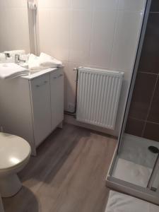 Koupelna v ubytování Home des Pins SARL