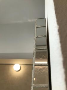 uma escada num quarto ao lado de uma luz em B&B Casa Dorsi em Polignano a Mare