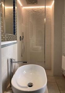 y baño con lavabo y ducha con aseo. en B&B Casa Dorsi, en Polignano a Mare