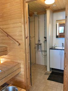 Kylpyhuone majoituspaikassa Lappalaisen lomamökit Norpparanta