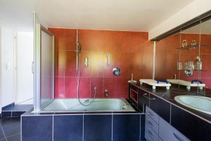 Rive Gauche - Chambres d'hôtes en bord d'Authion في Mazé: حمام مع حوض ومغسلة