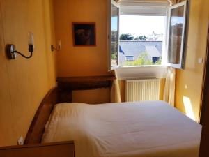 Postel nebo postele na pokoji v ubytování Home des Pins SARL