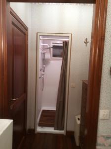 サン・フェリーチェ・チルチェーオにあるCirceo Lovelyのバスルーム(シャワー、トイレ、鏡付)