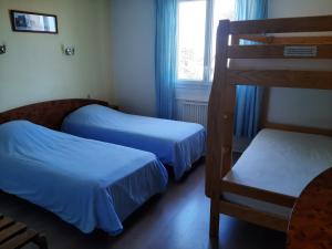 Postel nebo postele na pokoji v ubytování Home des Pins SARL