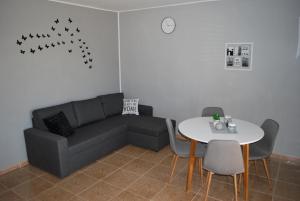 een woonkamer met een bank en een tafel bij Apartmani Ivan in Kaprije