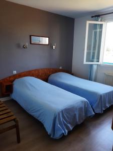 Postel nebo postele na pokoji v ubytování Home des Pins SARL