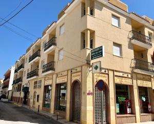 un edificio al lado de una calle en Apartamentos Niña de Oro, en Torremolinos