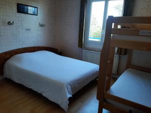 Postel nebo postele na pokoji v ubytování Home des Pins SARL