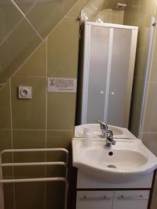Koupelna v ubytování Home des Pins SARL