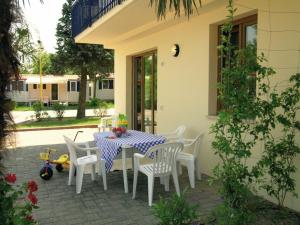 a table and chairs sitting on a patio at Camping Bella Italia in Peschiera del Garda