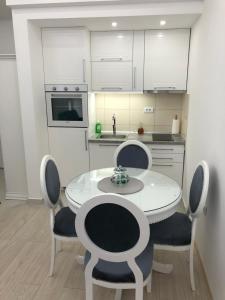 Apartman Jezdić 2的厨房或小厨房