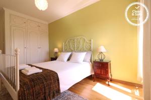 En eller flere senger på et rom på Cascais Estoril Apartment 400 m from Beach