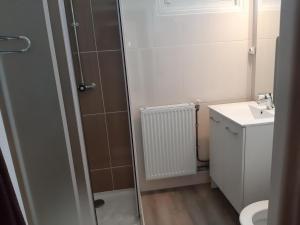 Koupelna v ubytování Home des Pins SARL
