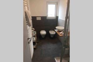 La salle de bains est pourvue de toilettes et d'un lavabo. dans l'établissement Apartment Mathilda, à Bolzano