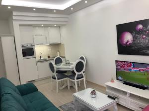 TV in/ali zabaviščno središče v nastanitvi Apartman Jezdić 2