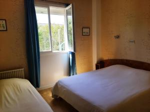 Postel nebo postele na pokoji v ubytování Home des Pins SARL