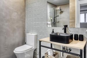 La salle de bains est pourvue d'un lavabo et de toilettes. dans l'établissement Bem Lembrados Apartment, à Cascais