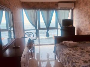 Schlafzimmer mit einem Bett und Meerblick in der Unterkunft Hotel Colombus in Aguada