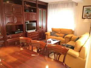 Televízia a/alebo spoločenská miestnosť v ubytovaní Casa Campelo - APTO Playa de Rodeira Cangas, Garaje y WiFi gratis