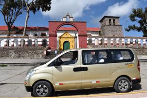 un pequeño coche aparcado frente a un edificio en Colonial Plaza Hotel, en Puno