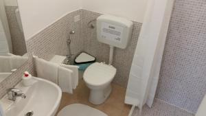 Bilik mandi di Apartments TERRAZZA DEI DUE MARI +33 gambar